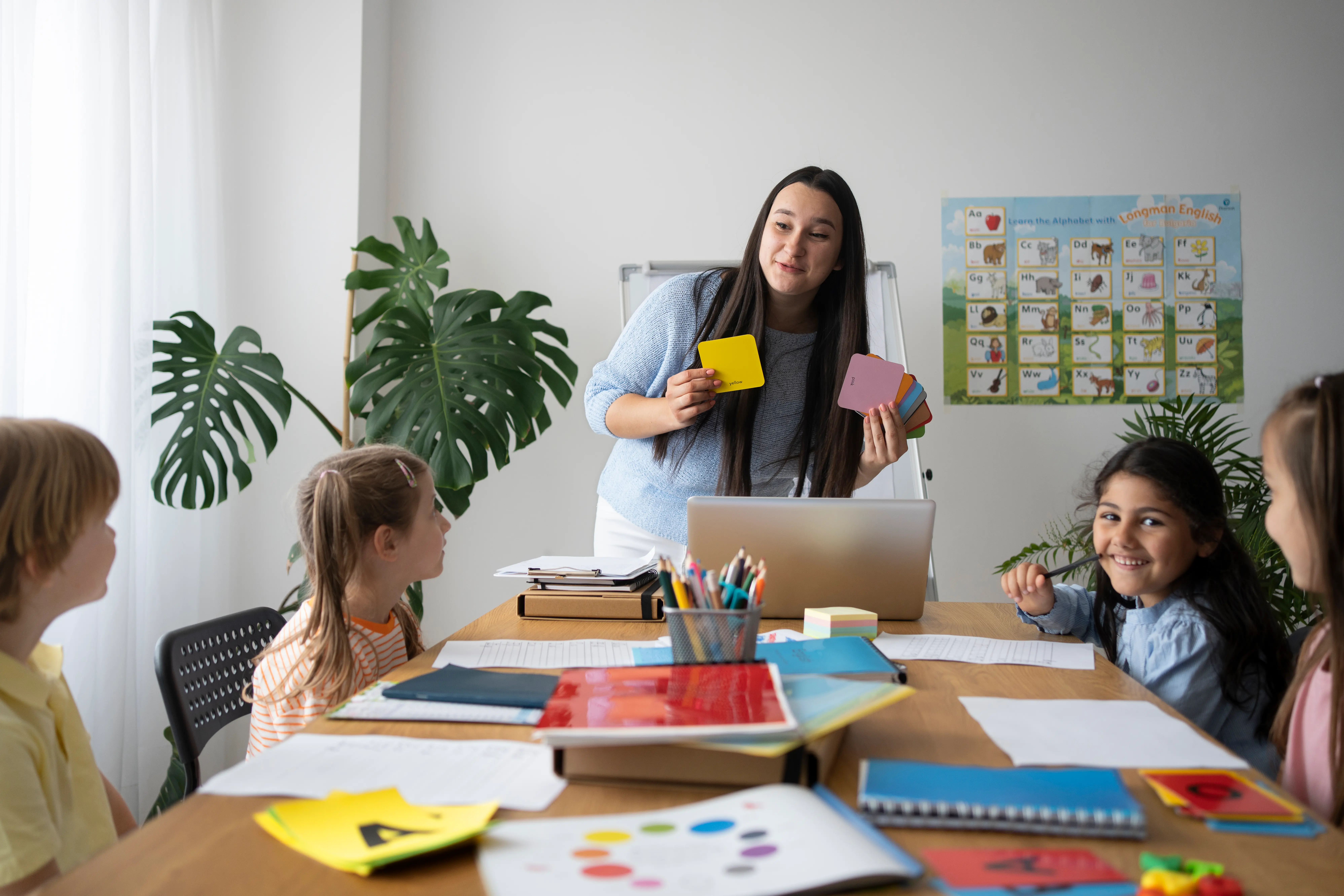 Docente usando recursos educativos Didukids en el aula